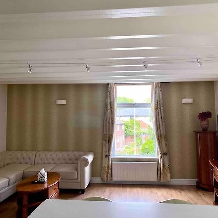Appartamento Contemporary Duplex - Private Patio & Parking Stockport Esterno foto