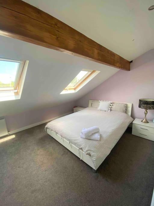 Appartamento Contemporary Duplex - Private Patio & Parking Stockport Esterno foto