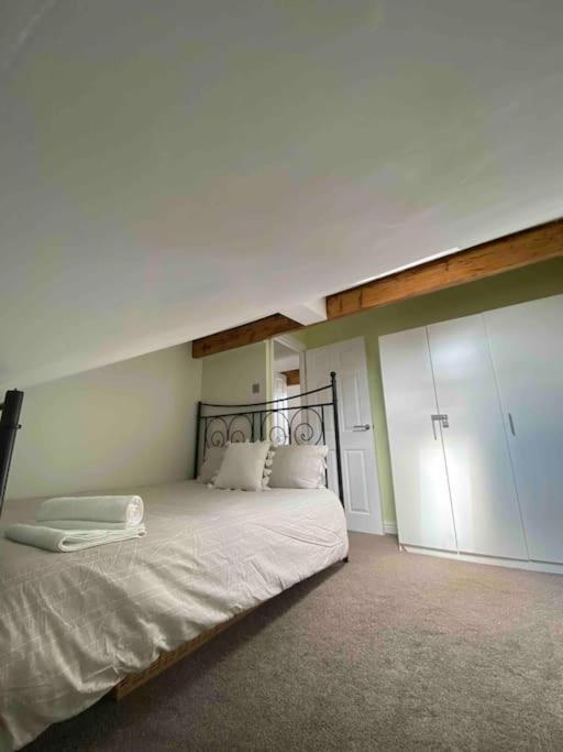Appartamento Contemporary Duplex - Private Patio & Parking Stockport Esterno foto