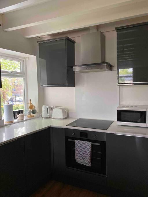 Appartamento Contemporary Duplex - Private Patio & Parking Stockport Esterno foto