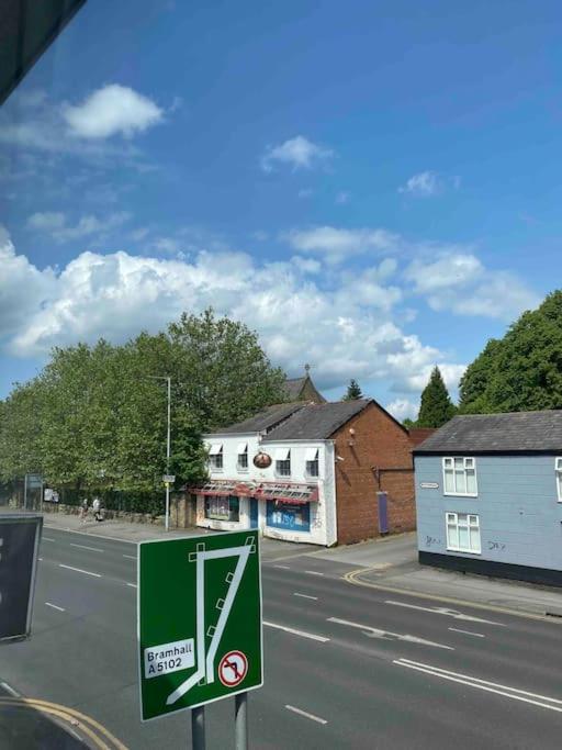 Appartamento Contemporary Duplex - Private Patio & Parking Stockport Esterno foto