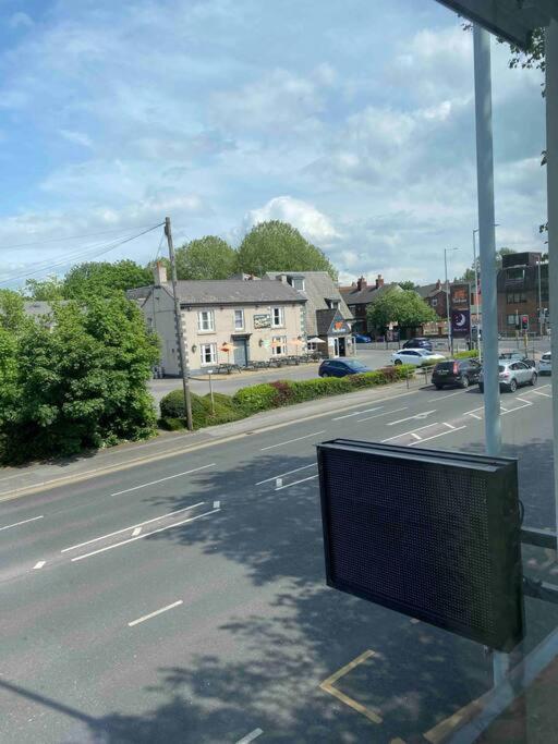 Appartamento Contemporary Duplex - Private Patio & Parking Stockport Esterno foto